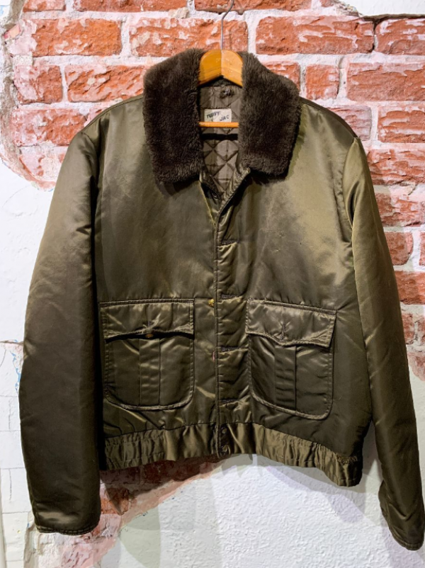 Jaket Bomber dengan Aksen Kancing Logam